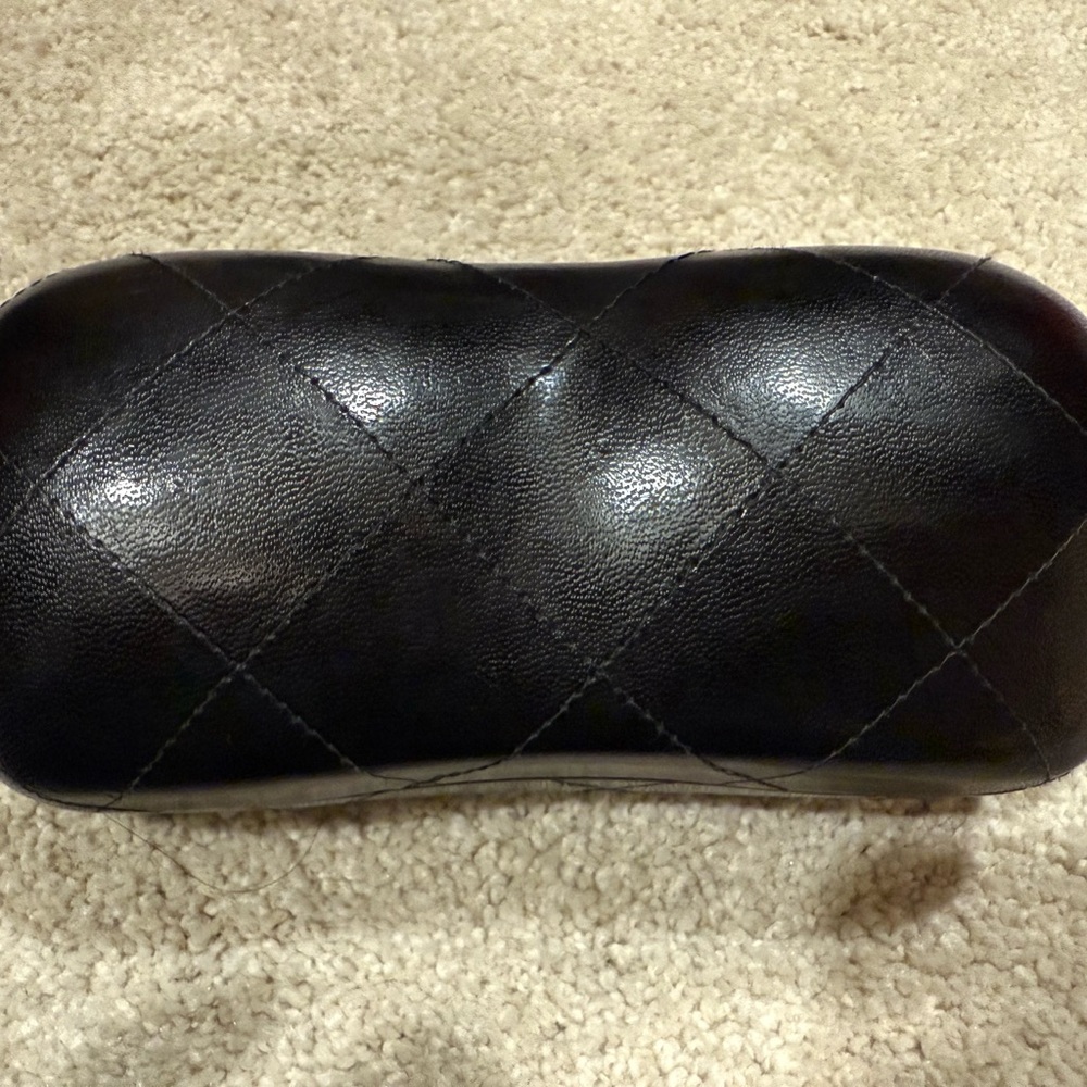 CHANEL Black Quilted Eyewear Case with Box and Cleaning Clothes - Picture 4 of 6